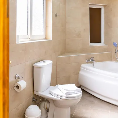 فيلة In The Center Of St Julian's By Arco Collection *